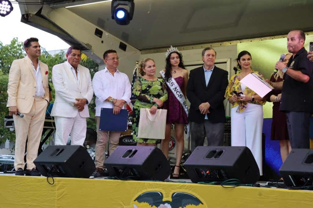 Migrantes realizan feria, con la jornada marcan el inicio de las festividades por el Día del Ecuatoriano.
