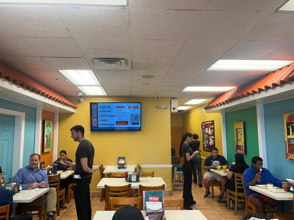El restaurante Mi Apa Latin Café se ha convertido en un punto de referencia para migrantes, incluidos los ecuatorianos que buscan un sabor familiar en Gainsville, en la Florida universitaria. (Kike Perdomo)