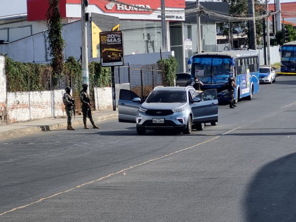 Violento ataque armado en la vía Ascanio Paz: un fallecido y dos heridos en Manta