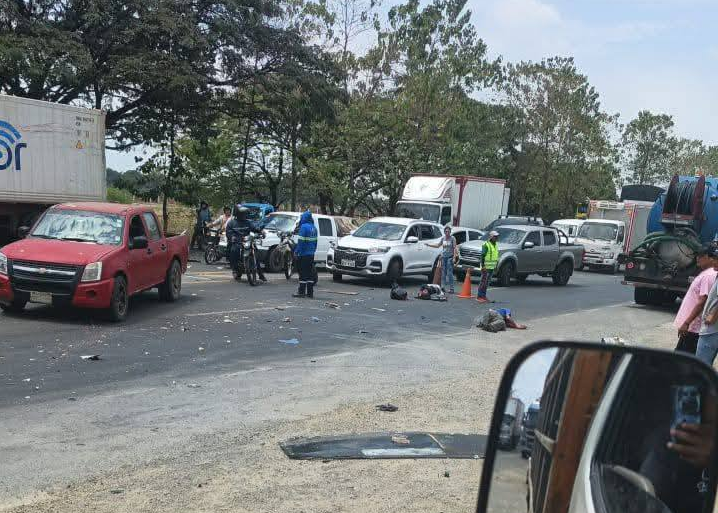 Choque entre bus y tráiler en la vía Nobol–Daule provoca víctimas y caos vehicular