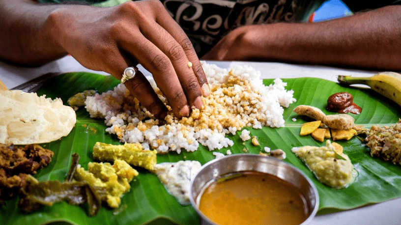 Por qué en la India es costumbre comer con los dedos, según la tradición
