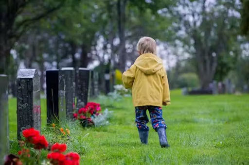 La difícil tarea de comunicar la muerte a un niño: Guía para abordar el tema con sensibilidad