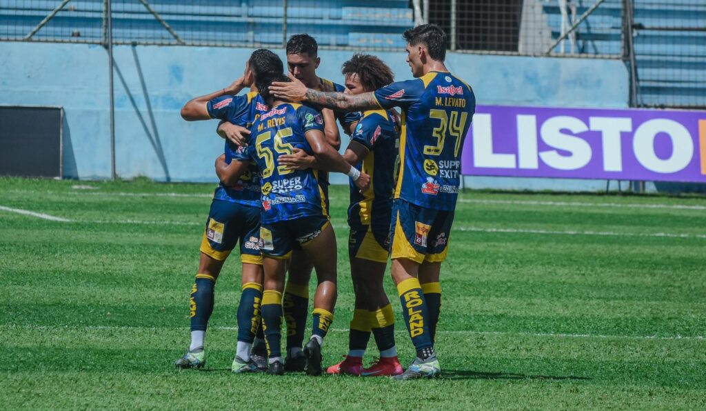 Jugadores de Delfín SC celebran un gol.