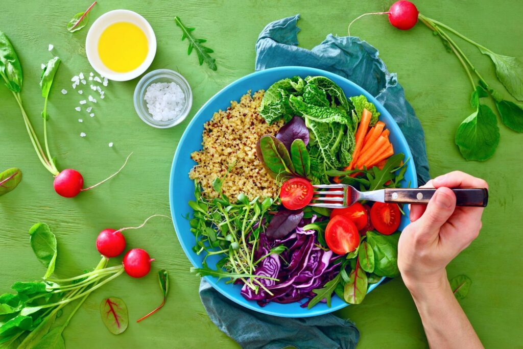 Dieta vegetal reduce multimorbilidad en adultos de diferentes edades, según investigación internacional