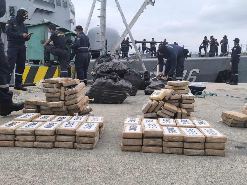 Armada decomisa bultos de droga y frustra transporte ilegal en altamar