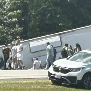 Tragedia en autopista de Nueva York Autobús turístico vuelca y deja cinco fallecidos