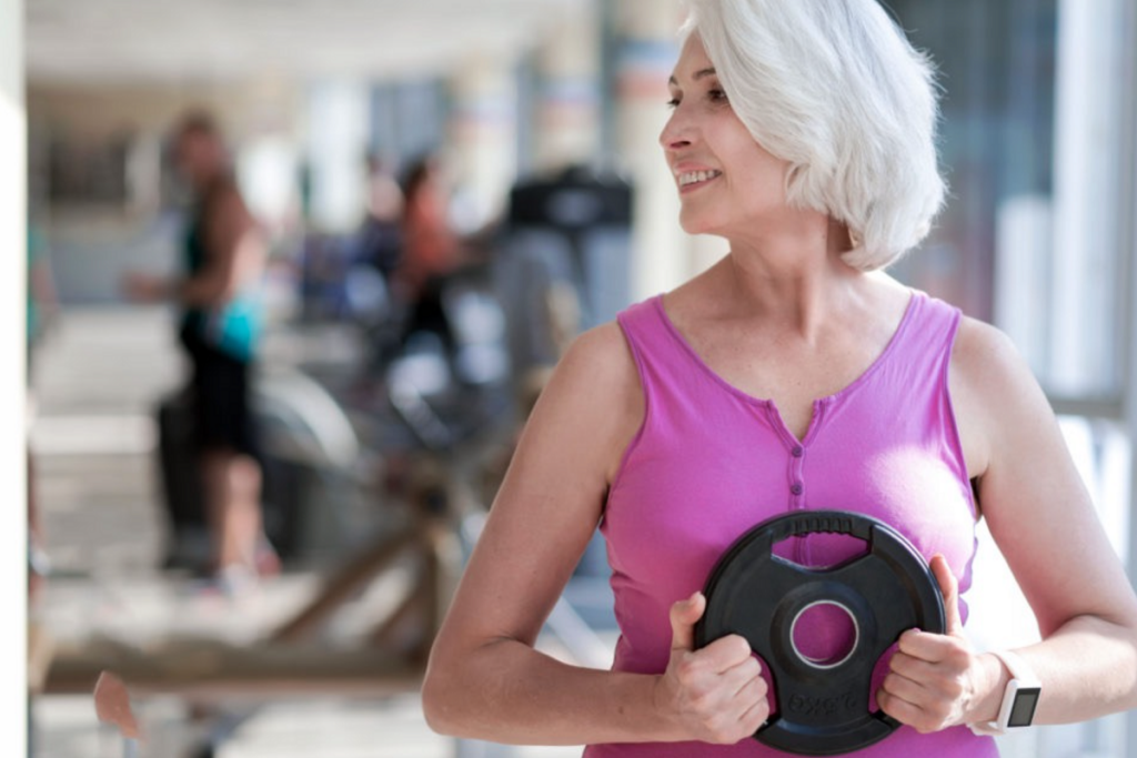Estos movimientos diarios pueden proteger tu salud en la menopausia, según expertos