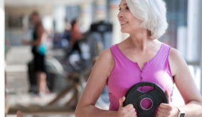 Estos movimientos diarios pueden proteger tu salud en la menopausia, según expertos