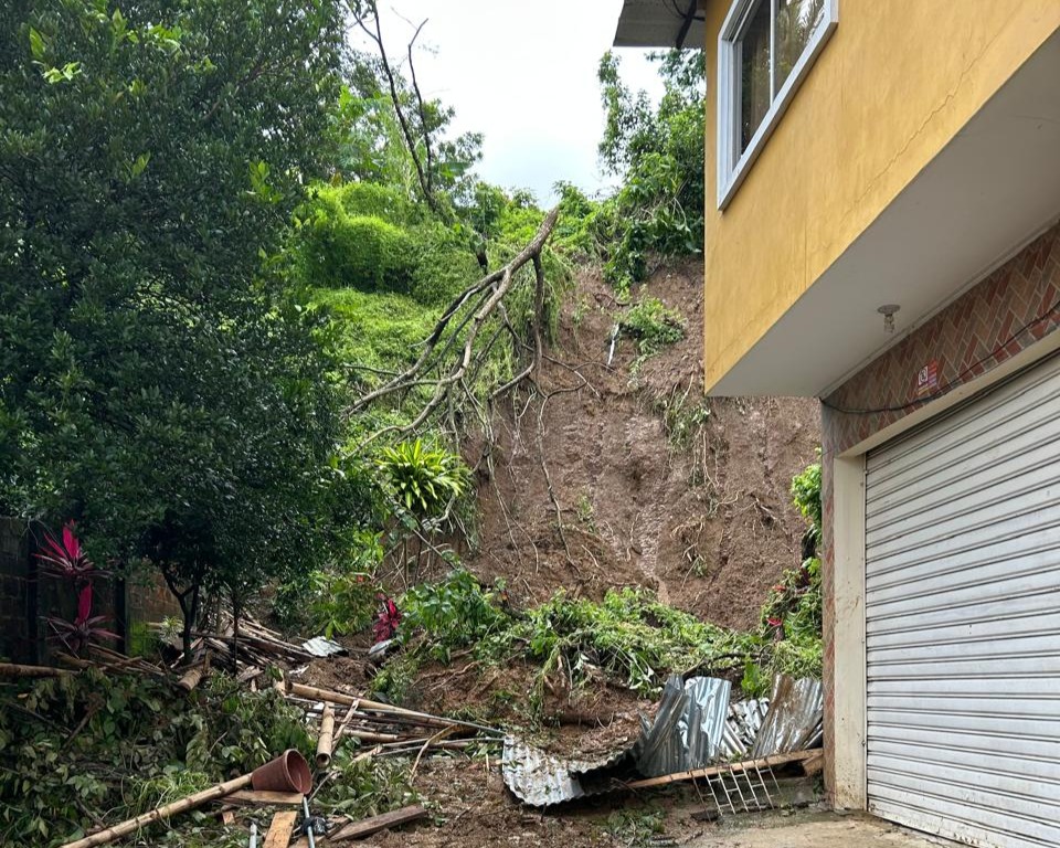 en el invierno de 2025 el lodo que bajó de las colinas llegó hasta el malecón, arrastró árboles y destruyó sepulturas del cementerio.
