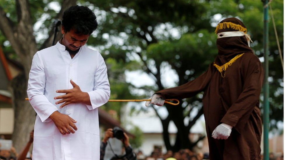 Dos hombres azotados públicamente en Aceh tras ser condenados por besarse y abrazarse