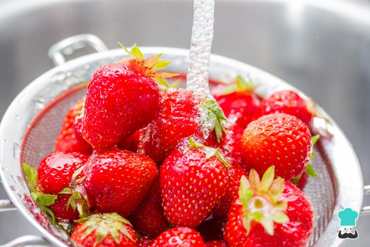¿Lavas las fresas solo con agua? Así deberías hacerlo realmente, según expertos