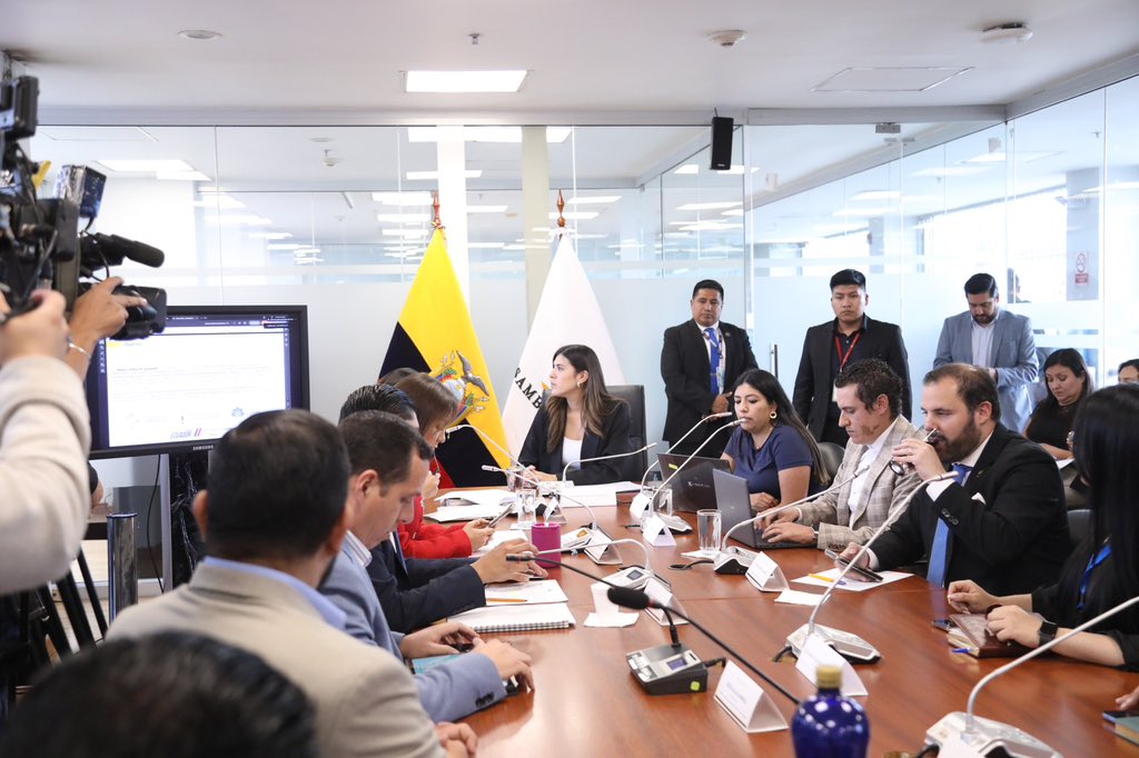 La presidenta de la comisión, Valentina Centeno, anunció que el informe para primer debate del proyecto de ley de transparencia social se someterá a votación el miércoles 13 de agosto. FOTO: @AsambleaEcuador.