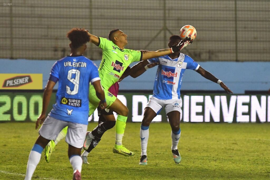 Jugadores del Manta FC en un partido por Liga Pro.