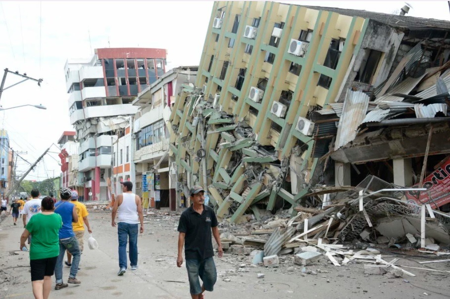 El edificio del Magisterio colapsó por el terremoto del 16 de abril de 2016. FOTO: El Diario.