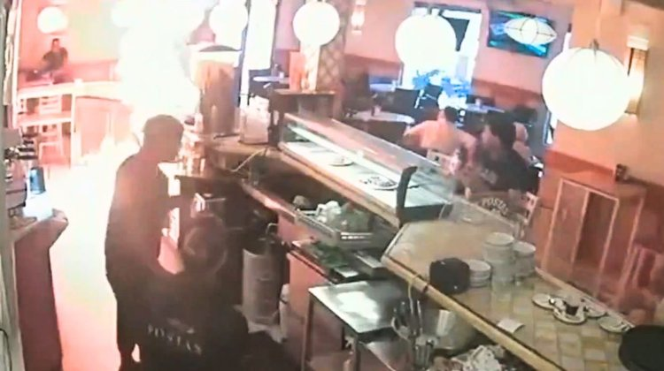 Se enfadó por no recibir mayonesa y prendió fuego al bar: así fue el insólito ataque en Sevilla