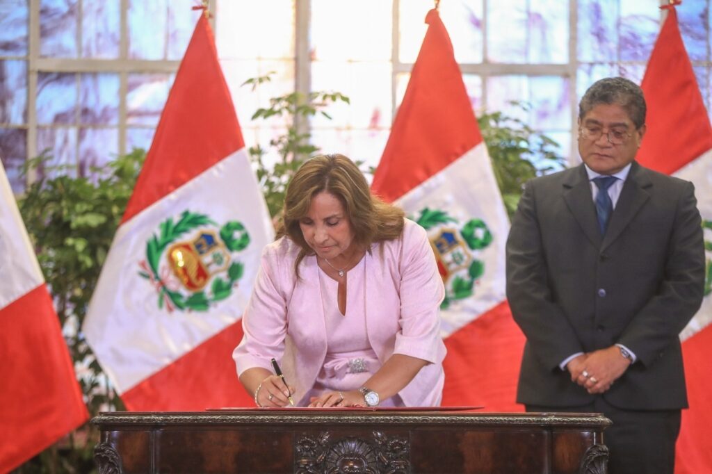 La presidenta de Perú, Dina Boluarte, promulga la ley de amnistía. FOTO: Europa Press.