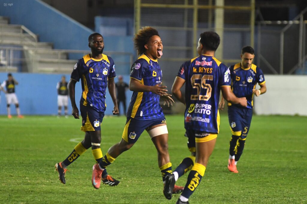 Erick Mendoza, celebra uno de sus 8 goles que ha marcado este año.