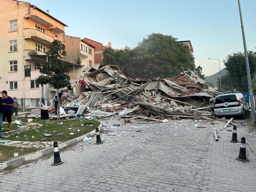 Turquía: Balikesir sufre terremoto de magnitud 6,1; continúan labores de rescate