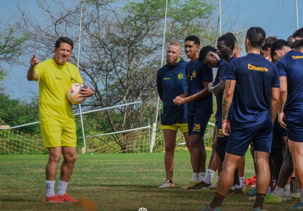 El entrenador, Patricio Urrutia está dirigiendo un entrenamiento de Delfín SC.