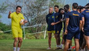El entrenador, Patricio Urrutia está dirigiendo un entrenamiento de Delfín SC.