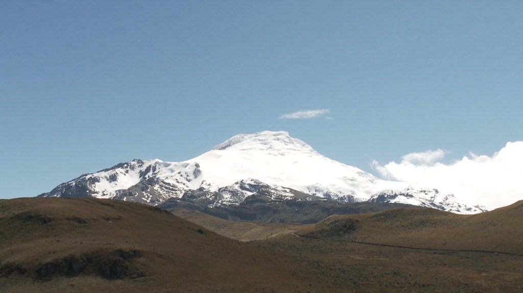 ¡Alerta en Cayambe! Se restringe el acceso al volcán por acumulación de nieve