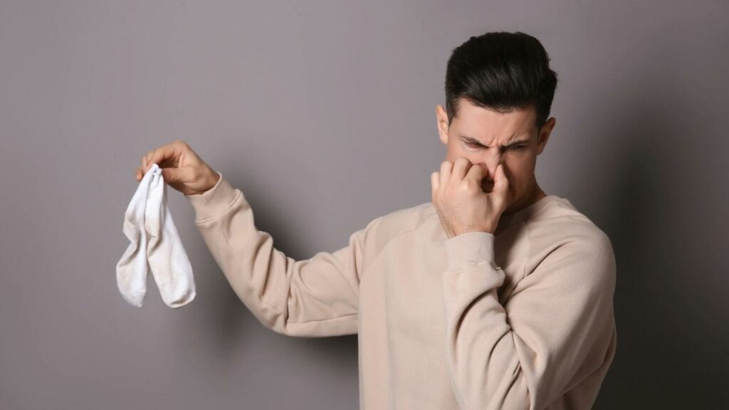 ¿Qué hábitos debes abandonar para decir adiós al olor en los pies?