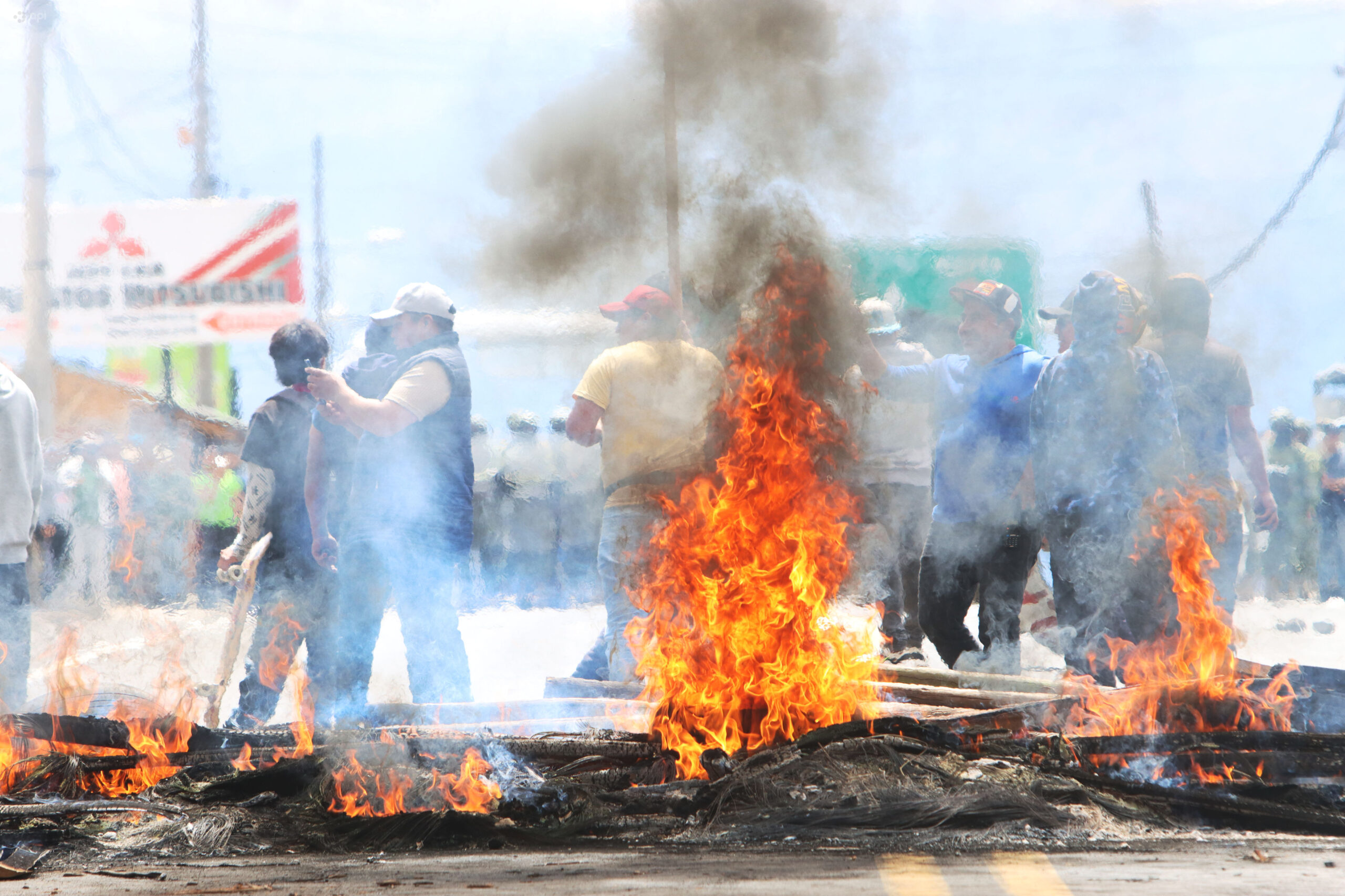 Incidentes entre manifestantes que apoyan al paro convocado por la Conaie. FOTO: API.