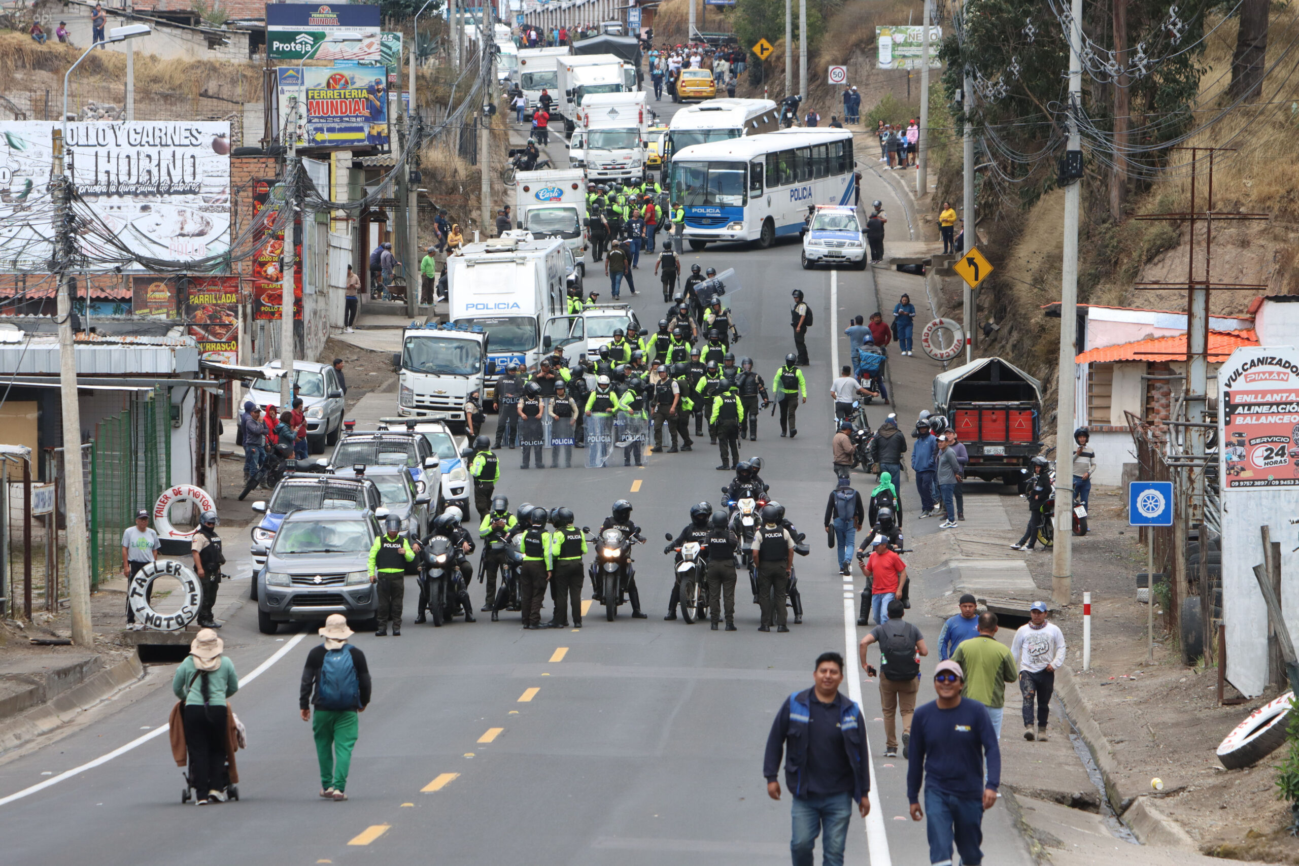 Incidentes entre manifestantes que apoyan al paro convocado por la Conaie que mantenían la vía cerrada. FOTO: API.