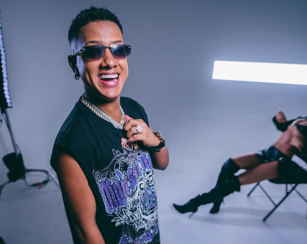 Jombriel anuncia su primer álbum “De la suerte” y revela el listado de canciones