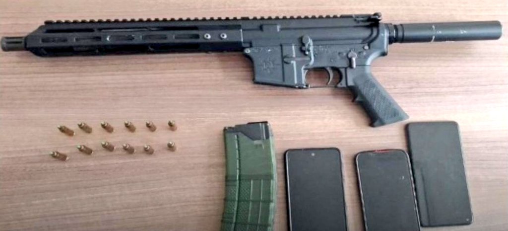 Policía incauta fusil y aprehende a dos sospechosos en operativo en Manta.