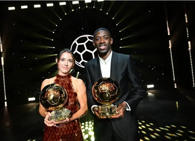 Aitana Bonmatí y Ousmane Dembélé, con sus respectivos Balones de Oro. FOTO: Europa Press.
