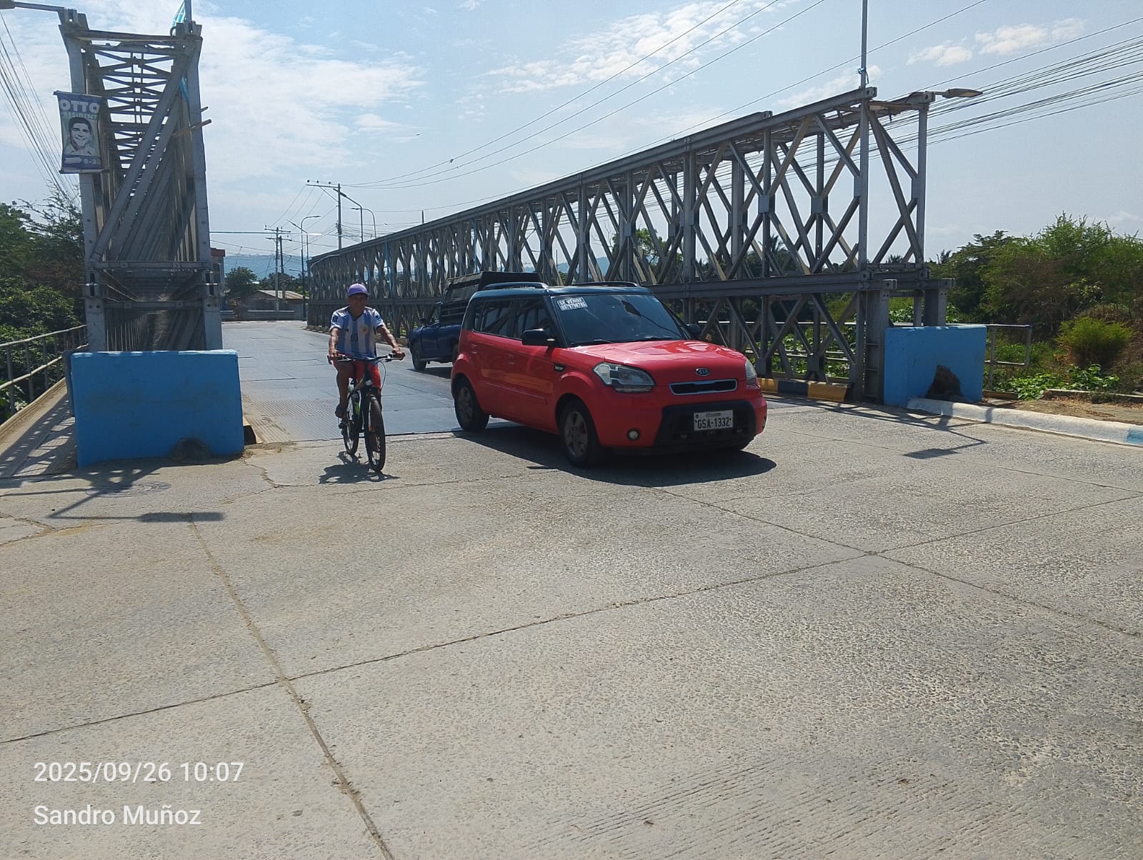 Alcalde de Portoviejo inicia diálogo con comerciantes por mantenimiento del puente de Picoazá