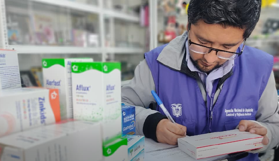 Arcsa clausura farmacia en Quito por venta de 4.706 medicamentos irregulares