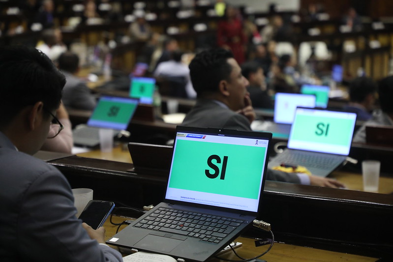 Asamblea Nacional de Ecuador aprueba proforma presupuestaria con votos divididos y críticas encendidas