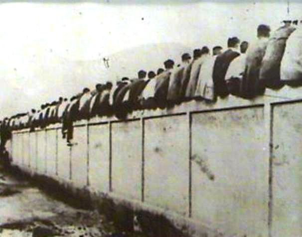 Hinchas "culés" miran un partido del Barcelona en el antiguo estadio de Les Corts.