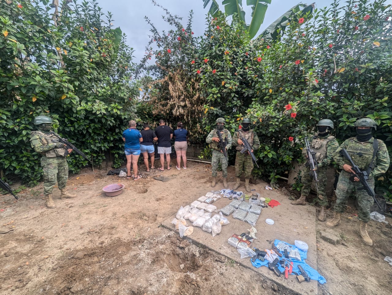 Cae banda de presuntos microtraficantes en El Carmen con droga, armas y explosivos