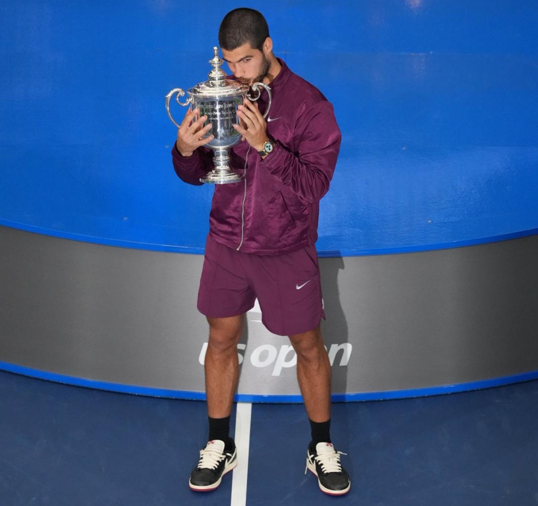 Carlos Alcaraz besa el trofeo del US Open (Foto Carlos Saavedra)