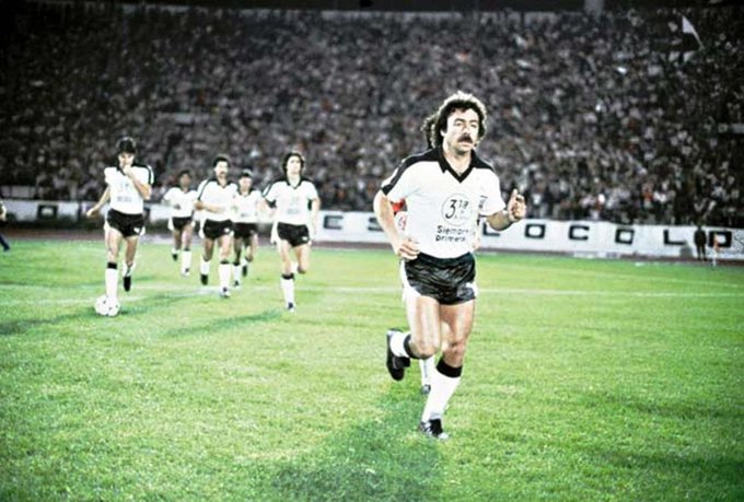Carlos Caszely jugó en Chile, España y tuvo un fugaz paso por el Barcelona de Ecuador.