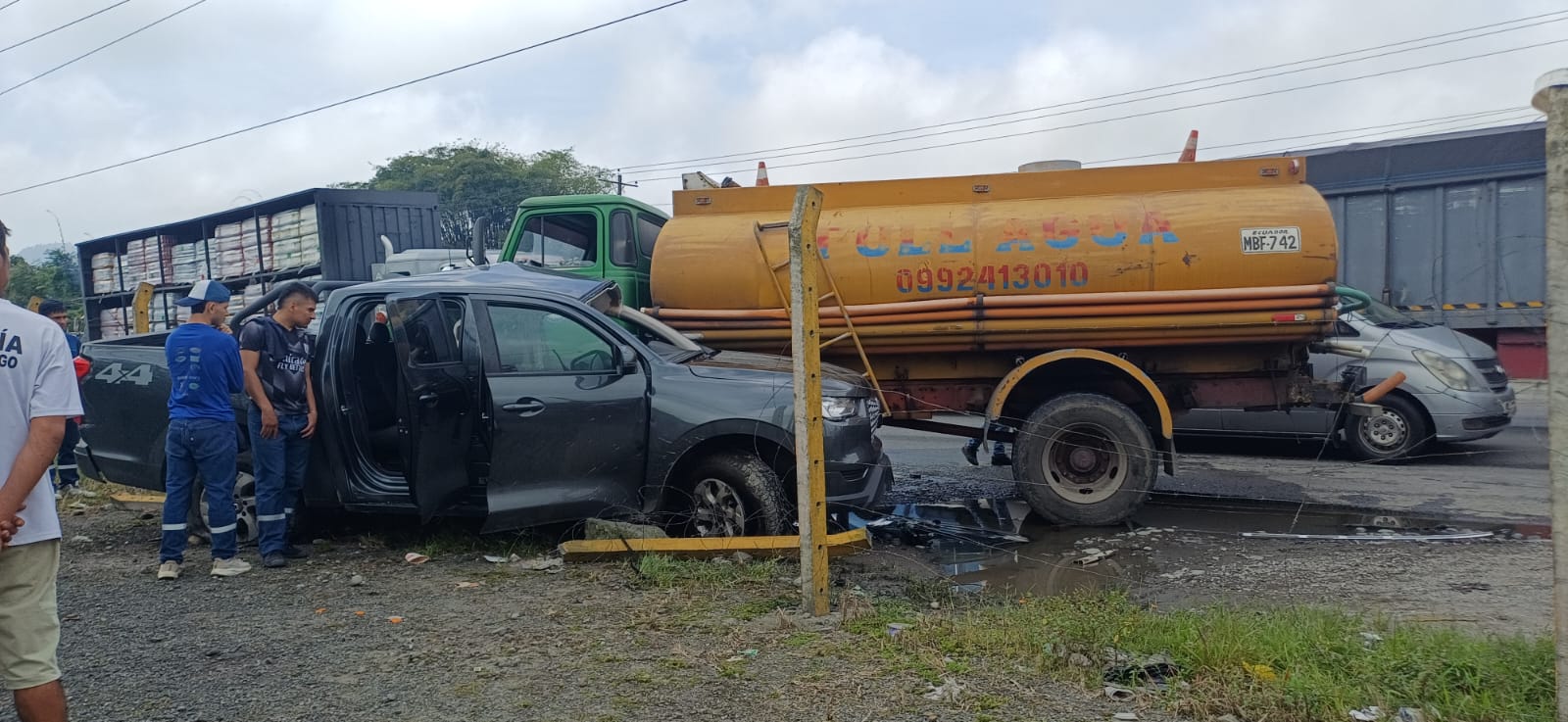 Choque entre tanquero y camioneta deja heridos en la vía Santo Domingo - Quito