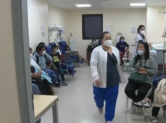 Covid vuelve a preocupar en Ecuador: médicos confirman repunte de casos en jóvenes y adultos mayores