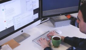 Ecuatorianos conectados: 5 trabajos digitales que puedes hacer desde Estados Unidos para empresas en Ecuador.
