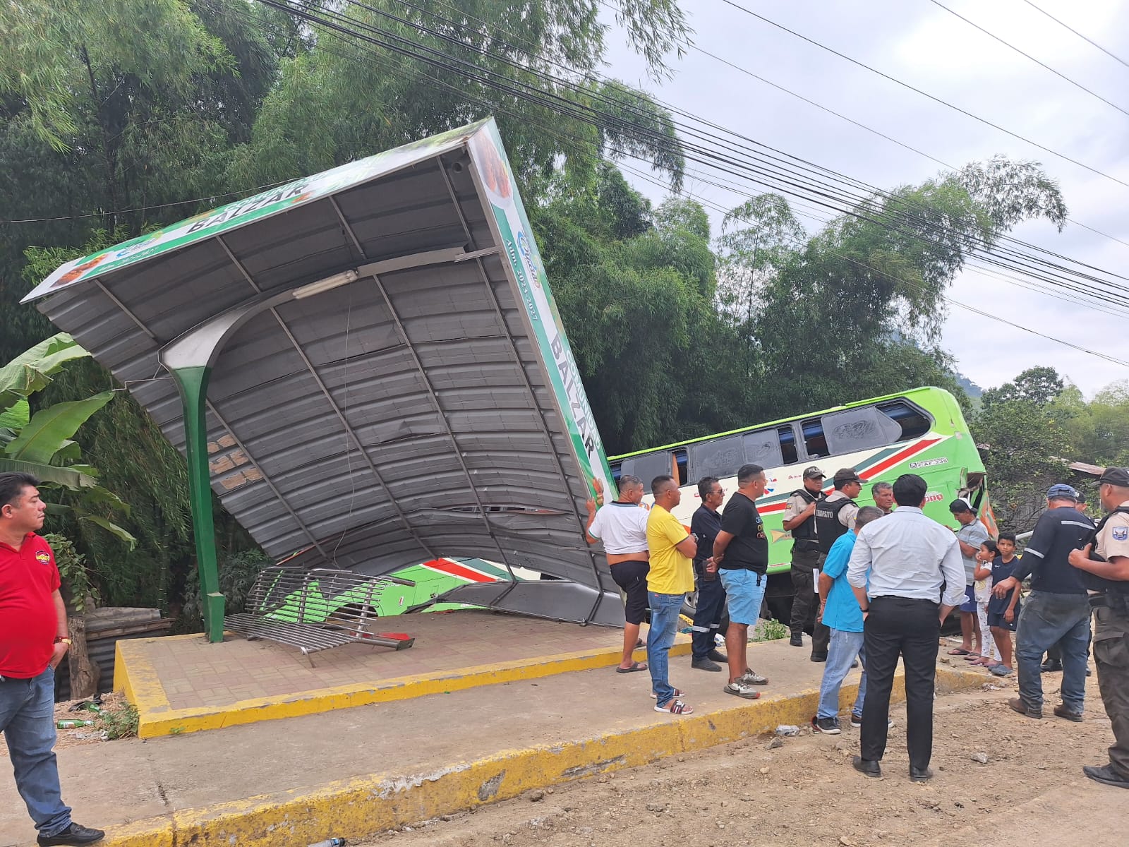 Dos personas heridas tras el choque de dos buses en San Plácido de Portoviejo