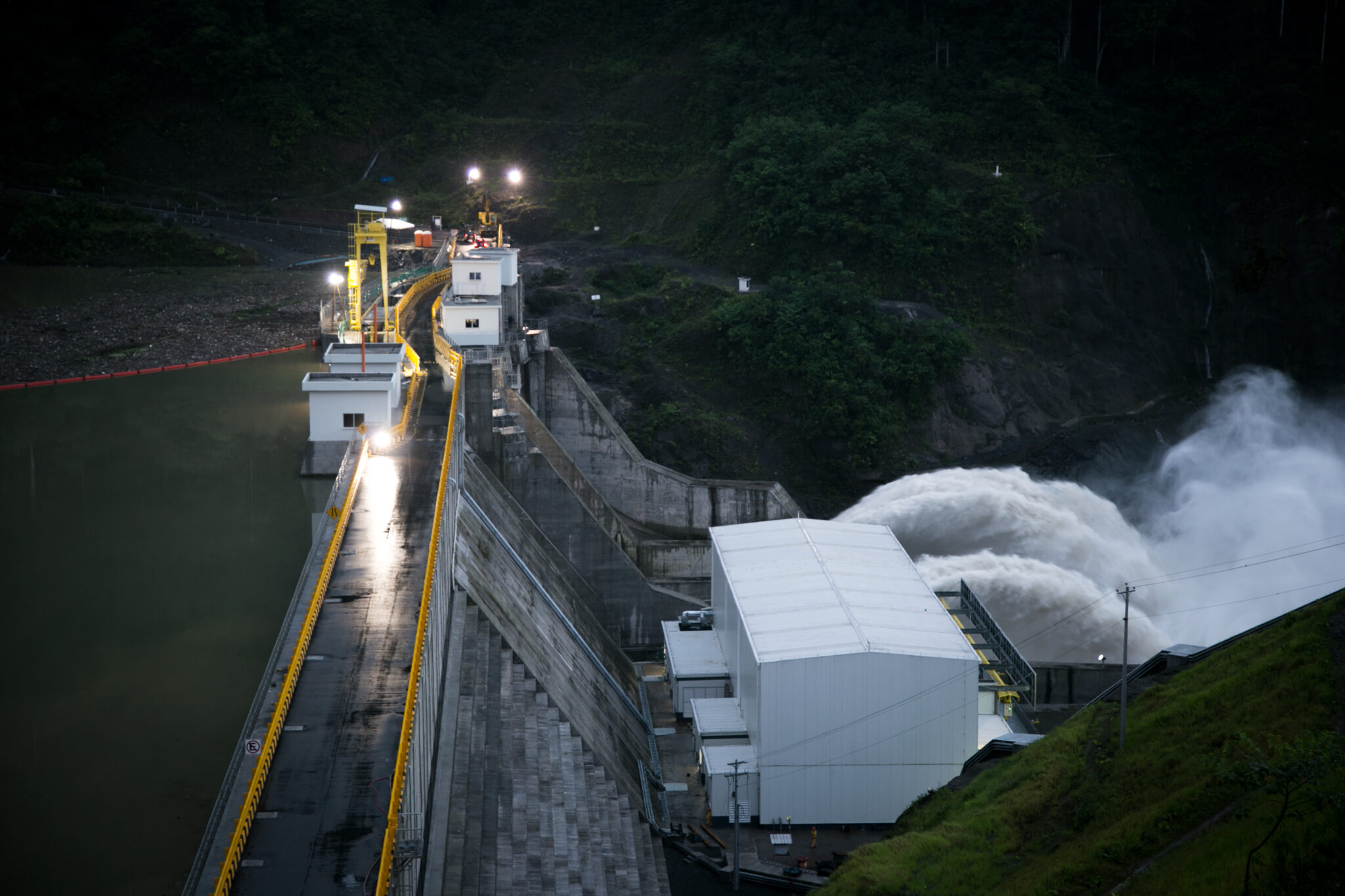 Ecuador exporta excedentes hidroeléctricos a Colombia tras recuperación de Coca Codo Sinclair