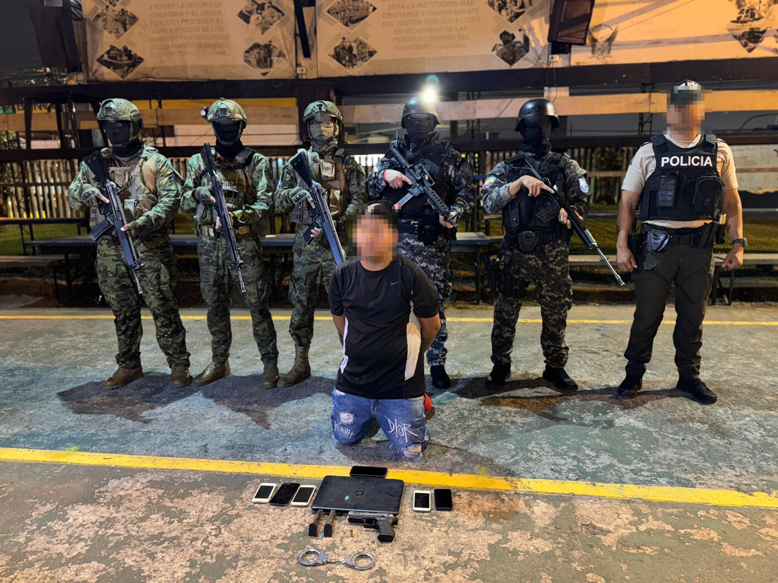 Ejército decomisa armas y dispositivos durante operativo que involucró a un adolescente en Santo Domingo