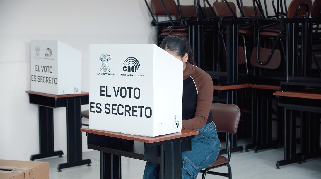 El CNE habilitó a 13 organizaciones políticas para participar en la campaña del Referéndum y la Consulta Popular 2025.