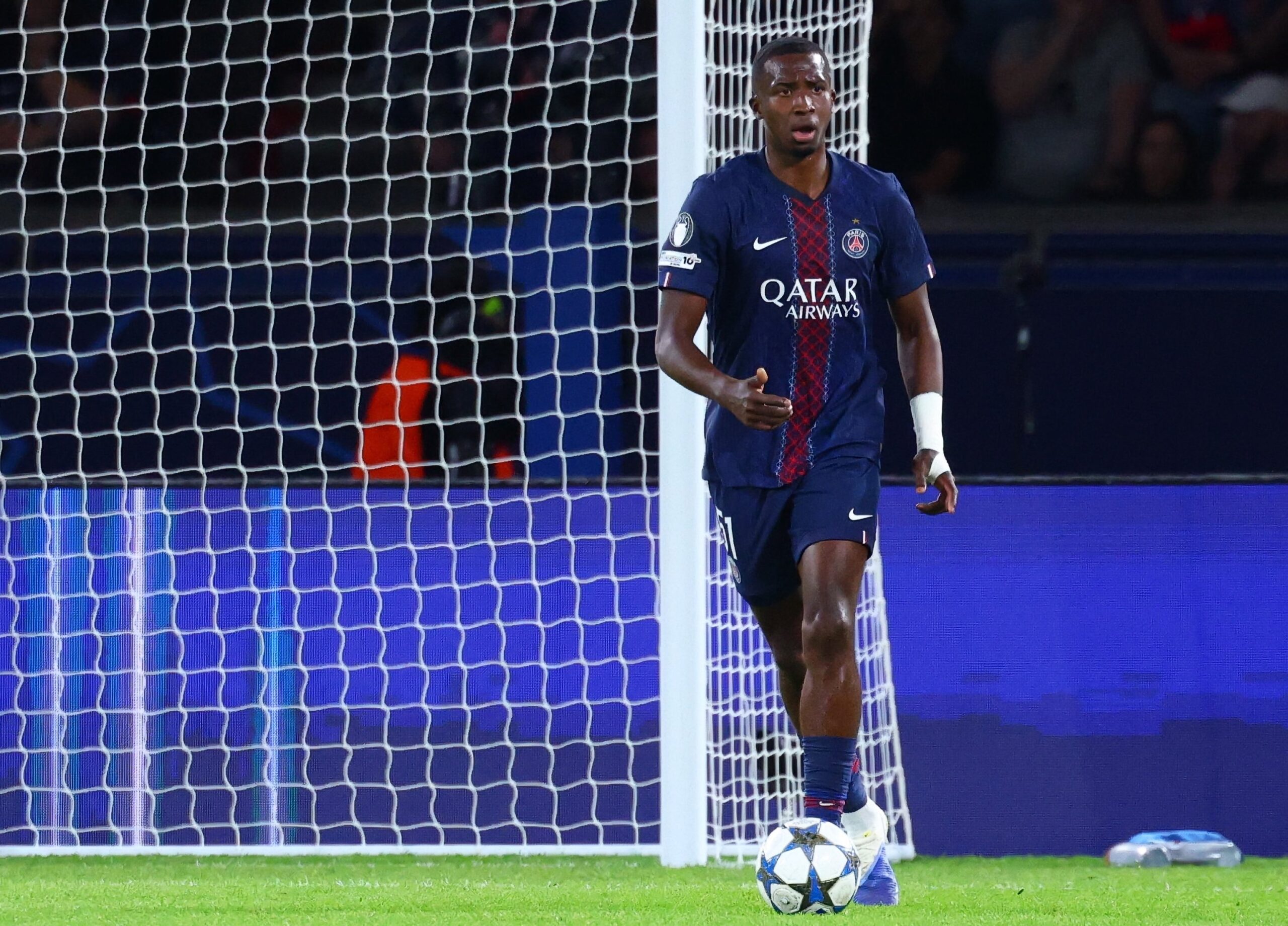 El PSG inicia con autoridad la defensa de su título en Champions League con Willian Pacho como titular; goleó 4-0 al Atalanta