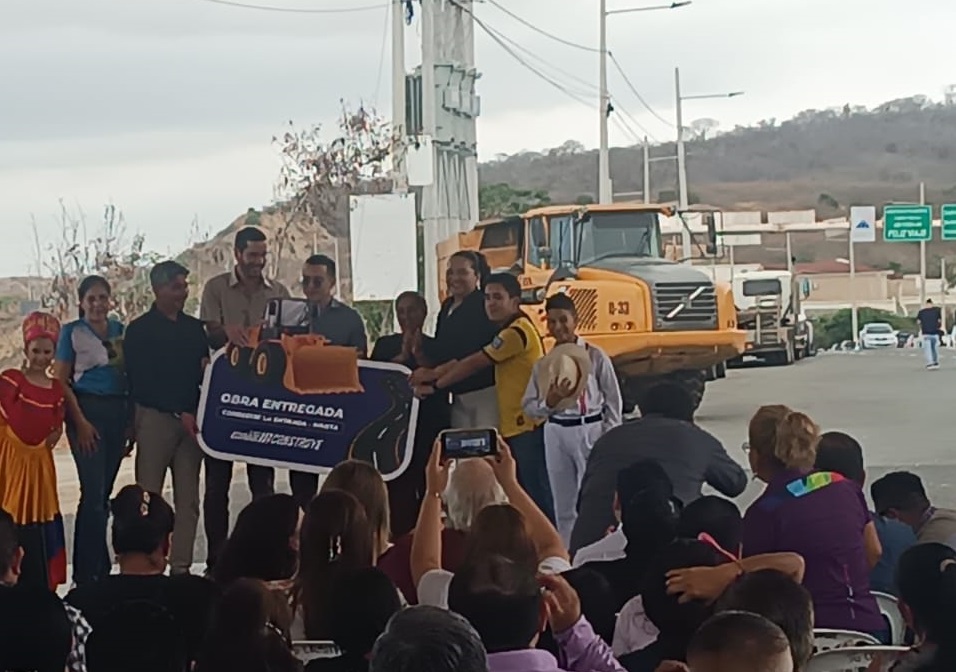 El Presidente Daniel Noboa, inauguró oficialmente los 140 kilómetros de carretera rehabilitada en la Ruta del Spondylus, que conecta las provincias de Manabí y Santa Elena.