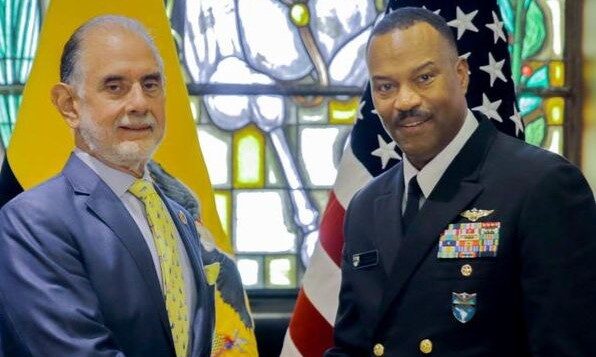 El almirante estadounidense Alvin Holsey visitó Ecuador para entregar un sistema de radar y firmar acuerdos clave en seguridad con el gobierno ecuatoriano.