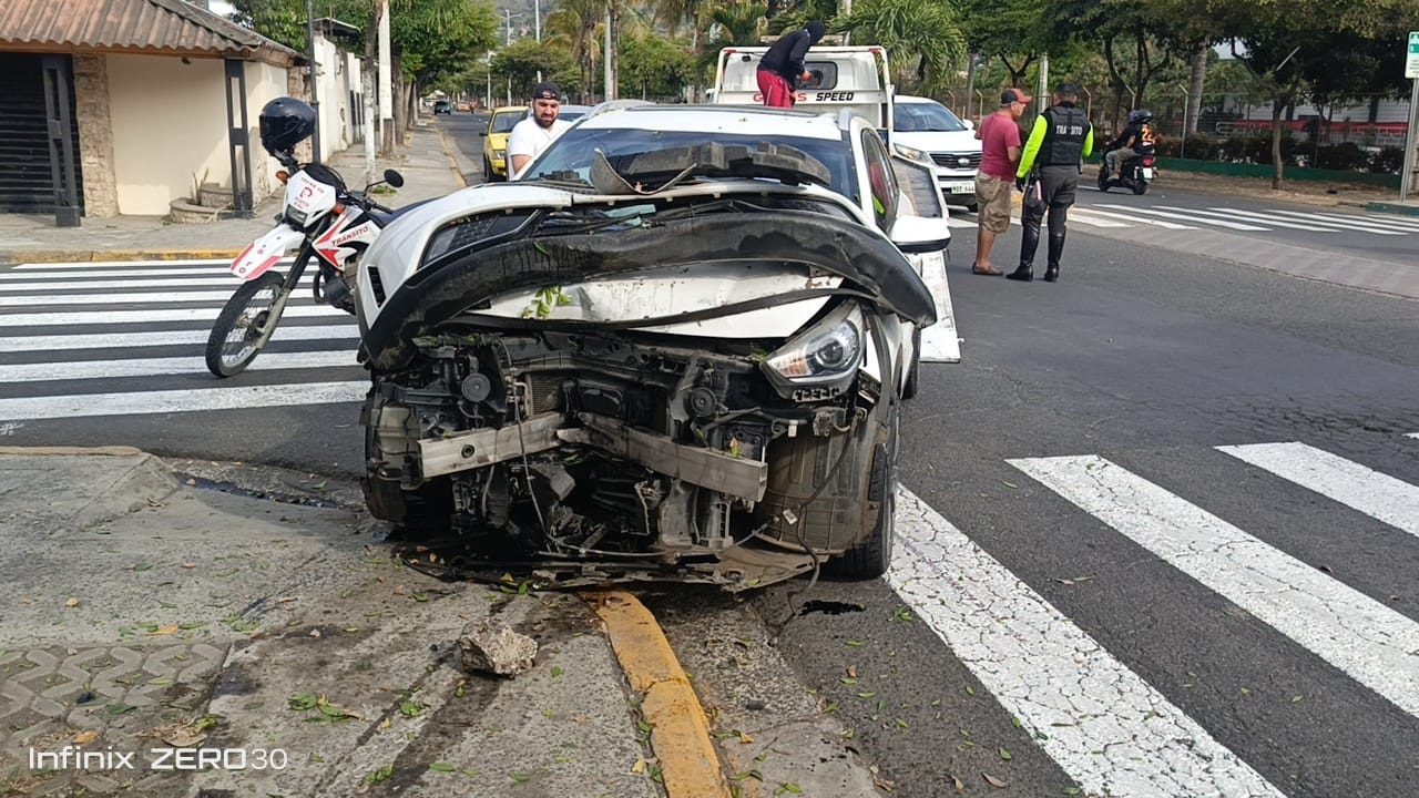 El carro resultó con daños sin cuantificar en la parte frontal por lo que fue llevado en una grúa.