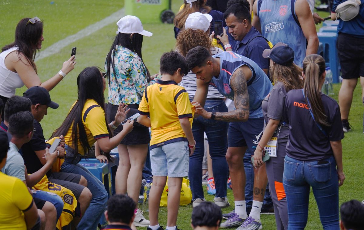 El defensa Piero Hincapié firma autógrafos en el estadio Monumental.